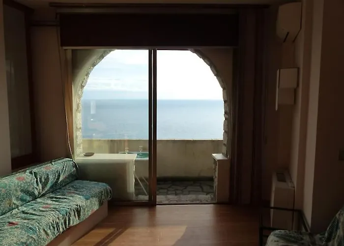 A Picco Sul Mare Grimaldi (Liguria)