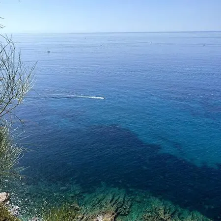 A Picco Sul Mare * Grimaldi (Liguria)